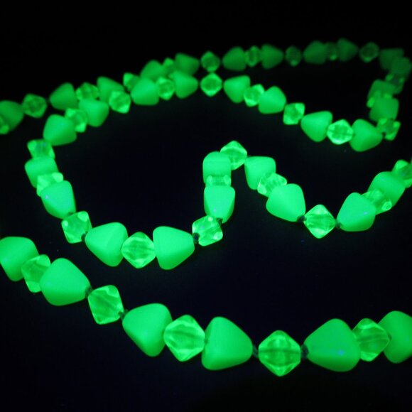 Uranium glass bead necklace - Picture 1 of 10